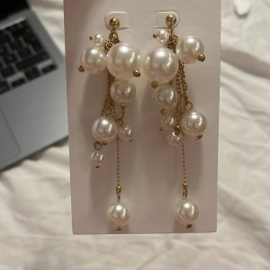 Guldiga örhängen med pärlor - Så coola unika och eleganta örhängen 😍 aldirg använda