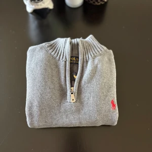 Ralph Lauren half zip - Säljer nu en Ralph Lauren tröja half zip på grund av att jag inte har använt den. Den ser bra ut och sitter bra. Den är helt ny och har bara testat den. Vid besked om fler bilder eller frågor så tveka inte på att skriva!