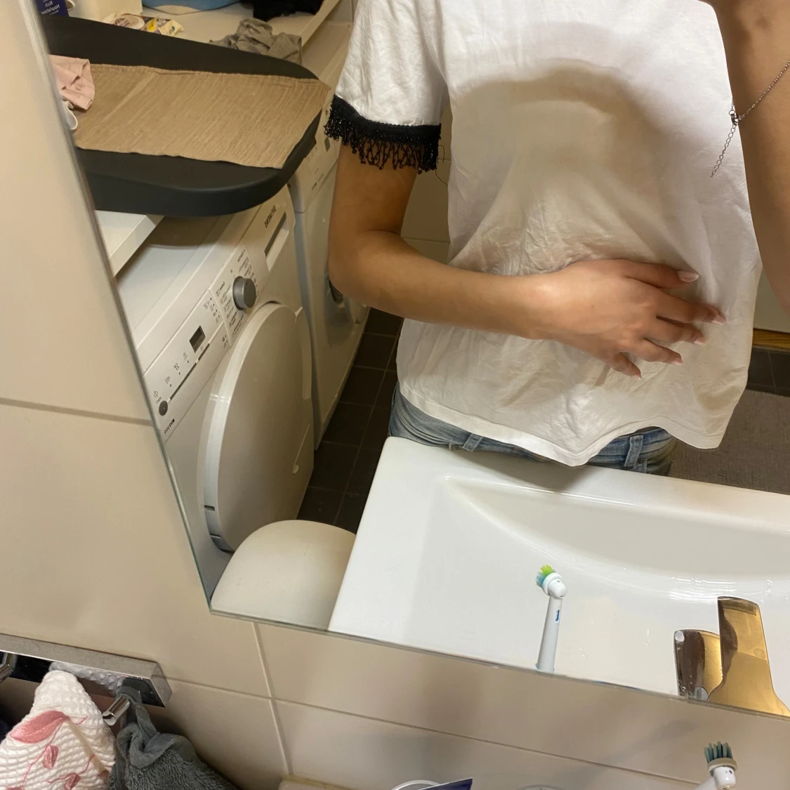 Vit t-shirt med spetsdetalj - 1