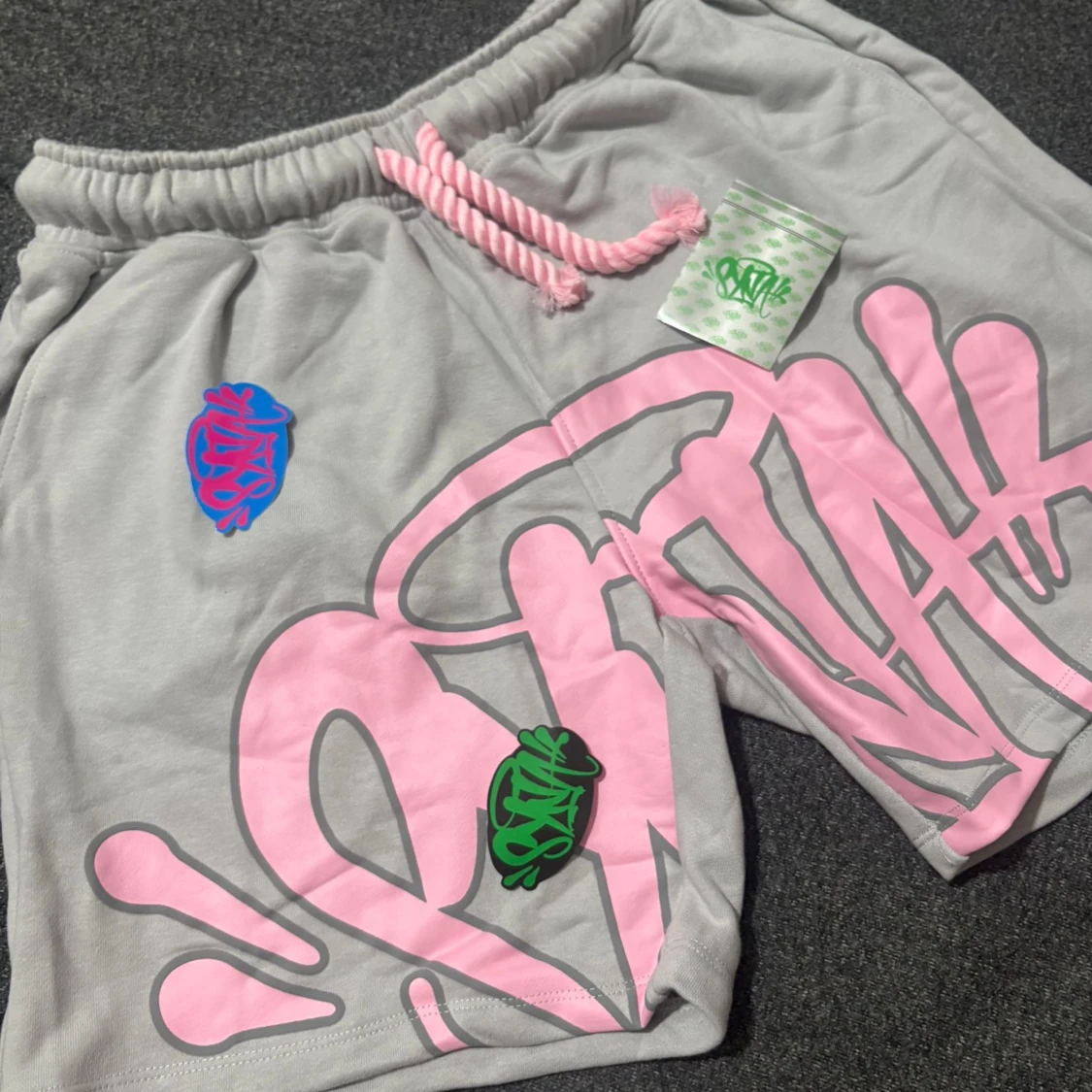 Grå t-shirt med rosa graffiti-print - 2