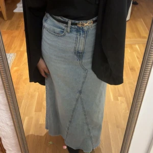 Ljusblå lång jeanskjol med rå kant - Den har liten slits där bak. Köpte på Gina, finns ej i butik, i storlek 36 säljer bara för jag har gått upp i vikt😜