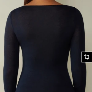 Mörkblå långärmad tröja - En stilren mörkblå långärmad tröja med smal passform och rundad halsringning. Perfekt att styla med jeans eller kjol för en clean look. Materialet känns mjukt och följsamt mot kroppen.
