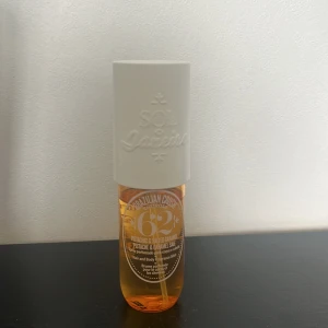 sol de janeiro parfym - sol de janeiro parfym i storleken 90ml, syns på bild hur mycket som är kvar, säljer då jag inte tycker att doften passar mig