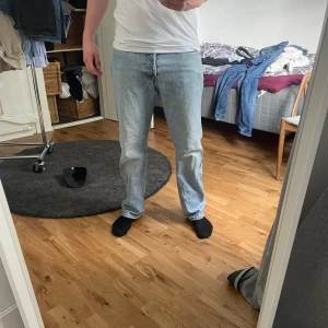 Ljusblå raka jeans - Säljer ett par klassiska ljusblå jeans med rak passform från Weekday, modellen space. 31W 32L. Väldigt fint skick.