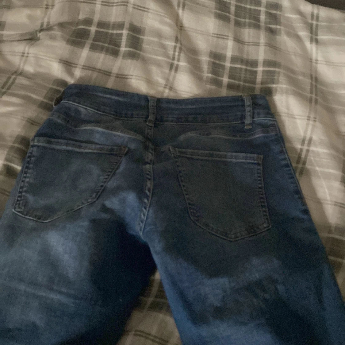 Blå jeans från Nelly med fickdetaljer