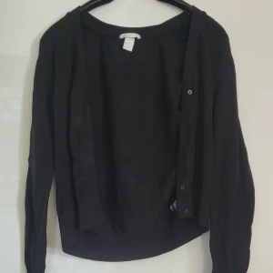 Svart kofta - Svart kofta från hm i storlek M men den passar även S. Aldrig använd och därav säljer jag. 