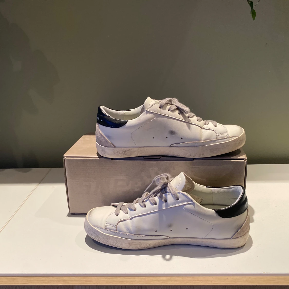 Golden Goose vita sneakers med svart stjärna - 2