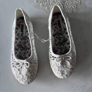 Vita ballerinaskor  - Helt nya vita ballerina skor som aldrig har använts. Storlek 35💕