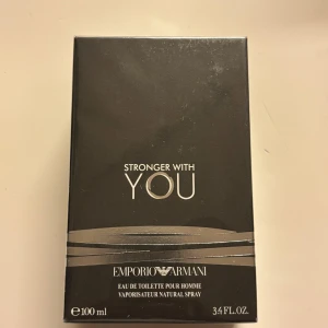 Emporio Armani Stronger With You 100ml - Emporio Armani Stronger With You är en herrparfym i en elegant svart kartong med silverdetaljer. Flaskan innehåller 100 ml eau de toilette och har en modern, maskulin doftprofil. Perfekt för dig som gillar exklusiva och stilrena parfymer. Helt ny och oöppnad 