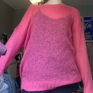 Rosa stickad tröja från Gina Tricot - Säljer en oversized, stickad tröja i en härlig rosa färg från Gina Tricot. Tröjan är tunnstickad och har en avslappnad passform med långa ärmar och ribbade muddar. Perfekt att slänga på sig över ett linne eller t-shirt för en chill look.