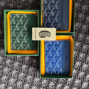 Plånbok - En riktigt fin och stilren plånbok som passar perfekt till sommaren. Färgerna ser ni på bilderna, hör av er vid funderingar eller diskutera pris!