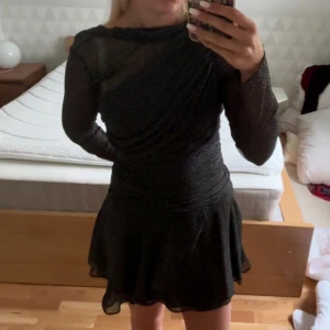 Klänning - En skitsnygg klänning från Zara som tyvärr är för liten på mig☹️ALDRIG använd, nypris 500kr.