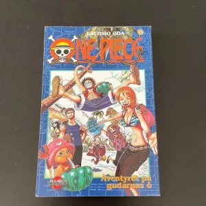 One Piece 26: Äventyret på gudarnas ö - Följ med Ruffy och hans vänner på ett episkt mangaäventyr bland pirater, action och humor! Perfekt för dig som gillar spänning, färgstarka karaktärer och fantasifulla världar. En riktig favorit bland unga och unga vuxna.