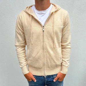 Kashmir/Merino hoodie - Beige Zip Hoodie i Kashmir/Merino blandning | Storlek S | Modellen är 177cm lång | Skick 10/10,  endast använd 1 gång | Hör av dig vid frågor🌟