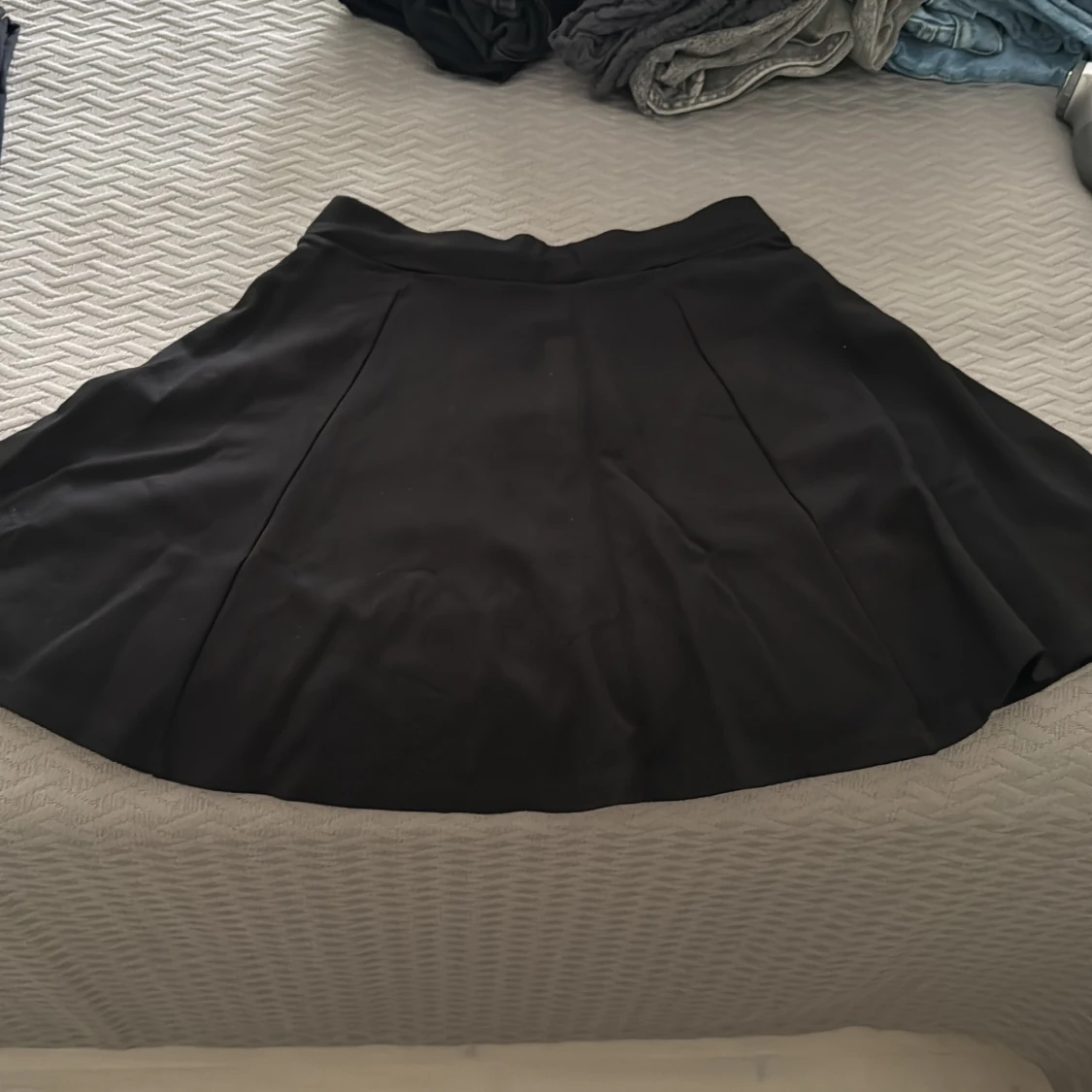 Svart kortkjol med dragkedja - 1