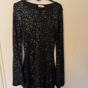Svart paljettklänning från Nelly XS - Glittrig svart kortklänning från Nelly i storlek XS. Endast använd vid ett tillfälle! Köpt för 599