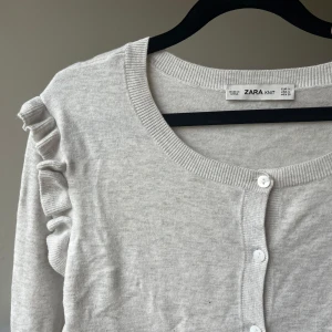 Zara cardigan  - Söt cardigan med volanger från Zara, storlek M men känns mer som en S. Fint skick!
