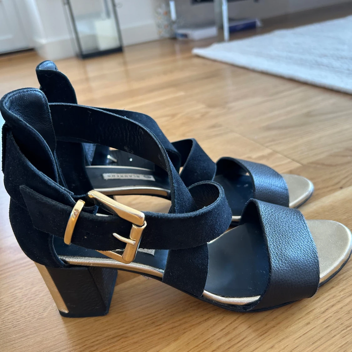 Svarta  Blankens sandaler med klack och gulddetalj i skinn och mocka - 1