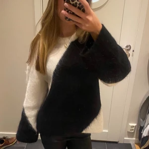 stickad tröja från other stories! (intressekoll) - hejj säljer denna jättetrendiga tröjan, i väldigt bra skickk!!! 💕💞💘🩷💖 buda på!!! 🤭🩷💞🥰🥺💕💖
