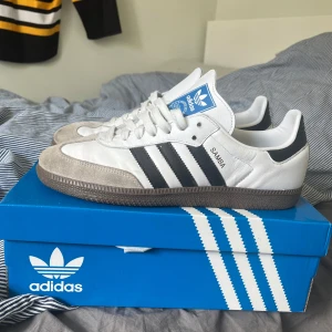 Adidas Samba  - Adidas Samba OG sneakers i mycket bra skick säljes då dom ej får användning, skorna är i mycket bra skick inga defekter, men det finns en liten prick på tån men ingenting man tänker på överhuvudtaget( går säkert att skrubba bort) box och allt medföljer. Priset är ek hugget i sten:)