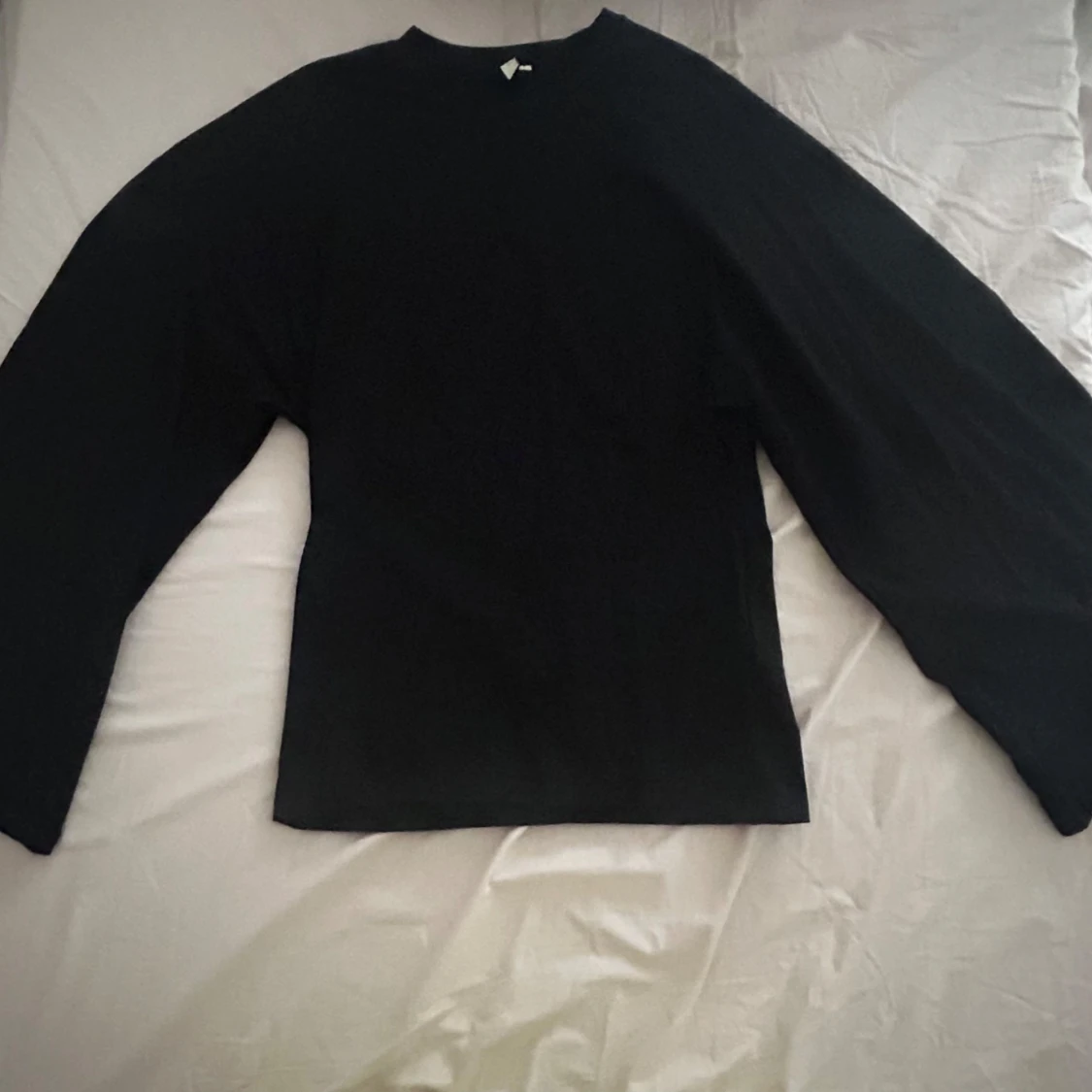 Svart långärmad topp med vida ärmar - 2