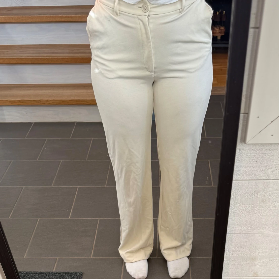 Beige kostymbyxor i ”mjukis” material - 2