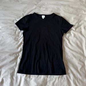 Svart t-shirt  - Svart basic T-shirt från H&M