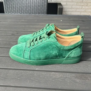 Christian Louboutin skor - Christian Louboutin skor i mycket bra skick, endast skorna ingår, storlek Eu 42, mörkgrön.
