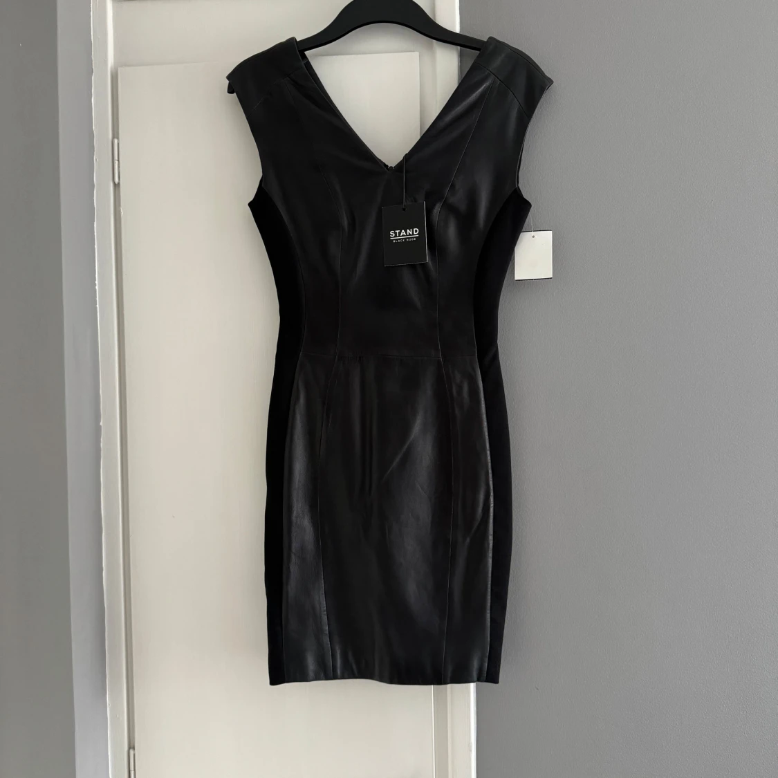 Svart skinnklänning från Stand Studio