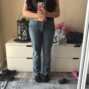 Levi's blå jeans straight fit - Klassiska blå jeans från Levi's med raka ben och normal passform. Jeansen har fem fickor, gylf med dragkedja och knapp samt snygga kontrastsömmar. Tillverkade i slitstarkt denim av bomull. Perfekta för en chill och tidlös look.