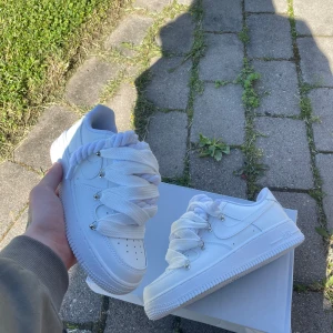 Nike Air Force 1 Custom – Storlek 38,5 - 👟 Nike Air Force 1 Custom – Storlek 38,5 💸 Pris: (lägg till pris)  Säljer ett par helt nya custom Air Force 1 i storlek 38,5. Designade med:  ✅ Double laces – tjocka rope laces + extra breda snören ✅ Unik och stilren look – sticker verkligen ut ✅ Aldrig använda – helt nya & fräscha  Perfekt för dig som vill ha något som ingen annan har. 📦 Skorna levereras i nyskick – redo att användas direkt.