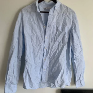 Zara linneskjorta - Tjena, säljer denna Linneskjorta från Zara. Storlek M. Endast använd fåtal gånger Cond: 9/10. Nypris: 1799kr. Hör av er vid minsta fundering//Vilmer 