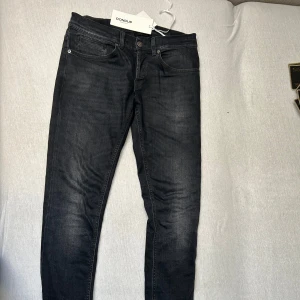 Dondup jeans George  - Dondup jeans George svart färg mycket fint skick!