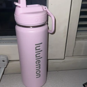 Lululemon vattenflaska  - Helt oanvänd lululemon vattenflaska i färgen pink glow, säljer då jag fick den i present och redan hade en. Storlek 18 Oz