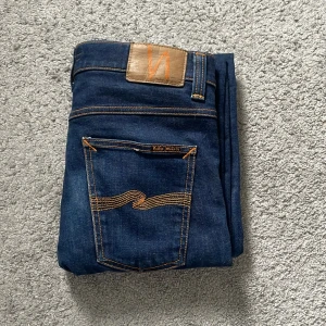 Nudie jeans - Tjena, säljer nu dessa feta Nudie jeans i mycket bra skick (9/10). Skriv vid minsta fundering eller fråga, pris kan diskuteras😊