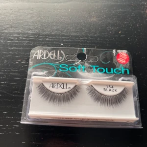 Ardell Soft Touch lösögonfransar - Ardell Soft Touch 154 Black är svarta lösögonfransar med naturlig volym.