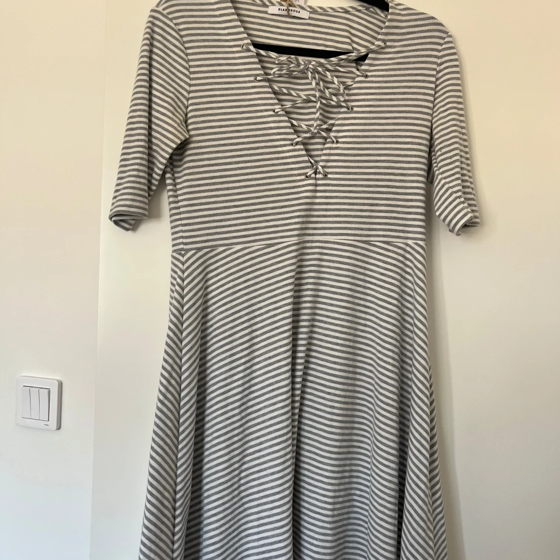 Randig kortklänning med snörning