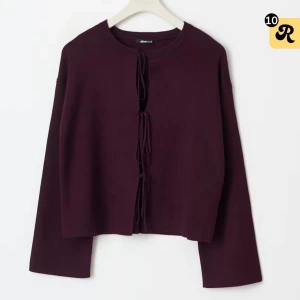 Knitted tie cardigan, från Gina Tricot - Säljer en mörklila kofta från Gina Tricot då den aldrig kommit till användning. Skriv om ni har några frågor💕💕