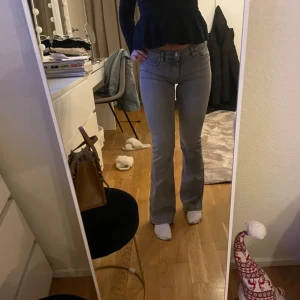 Grå Jeans  - Säljer dessa snygga grå jeans från Gina då de tyvärr inte kommer till användning längre.