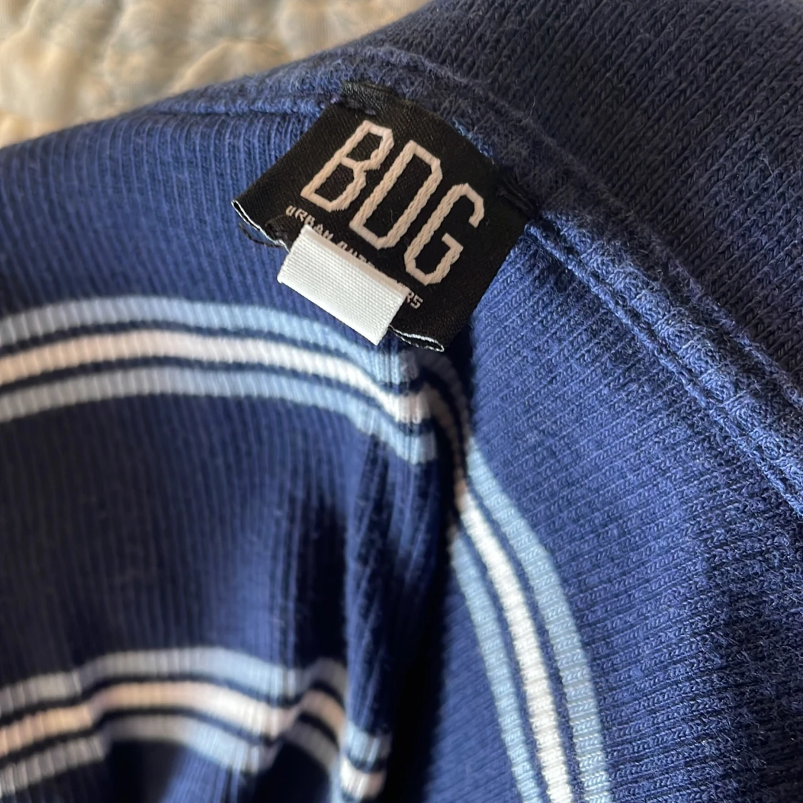 Marinblå randig croppad linnetopp BDG - 3