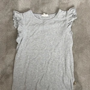 grå t-shirt med guldiga ränder  - mycket fin grå t-shirt med små guldiga ränder från pomdelux💓den är storlek 146-152 som är samma som xxs men kan också passa xs o kanske s