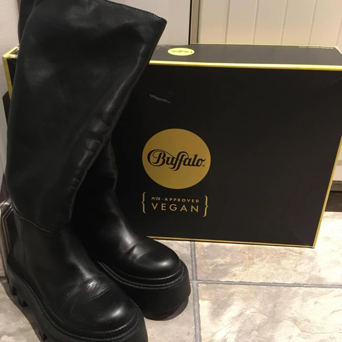 Buffalo svarta vegan boots med platåsula - 1