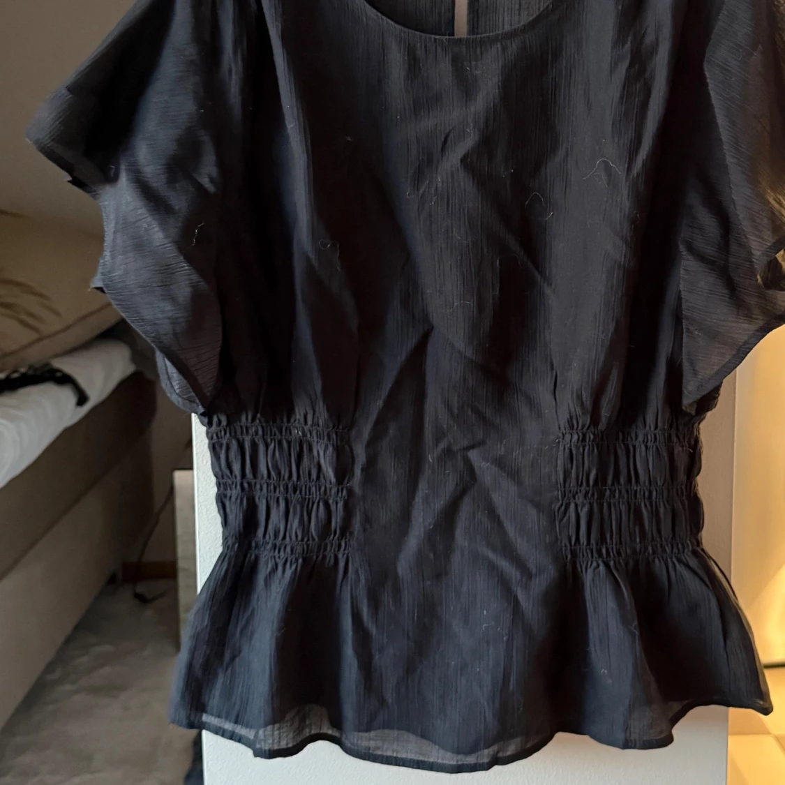 Svart blus med volangärm - 1