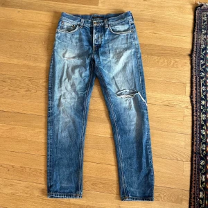Ripped Nudie jeans  - Ett par riktigt snygga nudie jeans med en sjukt fet wash, jeansen har två rips som kan va riktigt snyggt, men om man inte gillar hål man ser igenom kan man ba lämna in jeansen i en nudie butik och få det fixat gratis så att jeansen kanske blir ännu fetare, modell: steady Eddie. Bara att skriva vid frågor