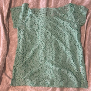 spets tröja - säljer denna supersöta turkosa spets tröjan som tyvärr inte kommit till användning. står ingen storlek men skulle tro att den är M💘