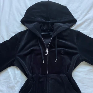 Juicy Couture hoodie - Svart hoodie från Juicy Couture i mjuk velour med dragkedja och huva. Klassisk J-dragkedja i silver och broderad logga på bröstet! Aldrig använd men utan prislapp💓