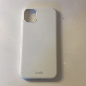 Vit mobilska från holdit iPhone 11 - Super fint mobilskal från holdit som inte kommer till någon användning längre. Passar xs och iPhone 11💕