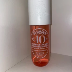 Sol de Janeiro Brazilian Crush 40 mist - Brazilian Crush Cheirosa 40 från Sol de Janeiro är en hår- och kroppsmist med doft av black amber plum och vanilla woods. Flaskan är genomskinlig orange med vit spraykork och rymmer 240 ml. Perfekt för dig som älskar söta, varma och fruktiga dofter.