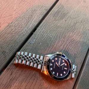 silverfärgad armbandsklocka - schysst klocka till alla outfits ! Nyskick.            Köpt för 2500 nu 799!