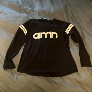 Tröja - Tröja svart med lång ärm och V-ringad hals från Aimn